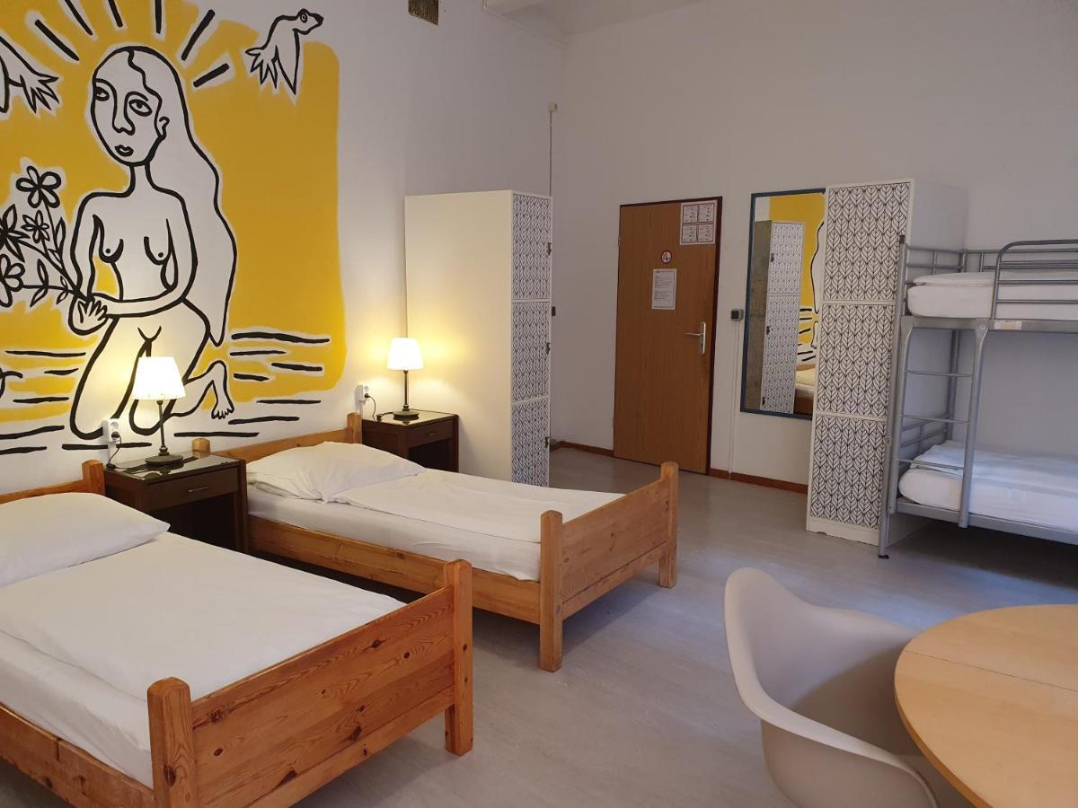 Posto Letto in Dormitorio Femminile con 6 Letti